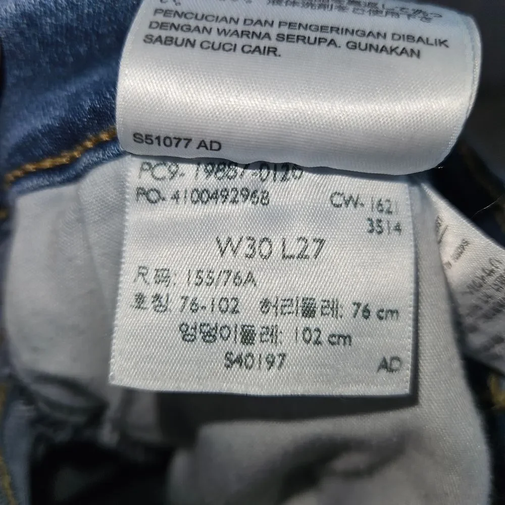 Levi's Women's Classic Medium Blue Denim Mid-Rise Boyfriend Jeans Size 30